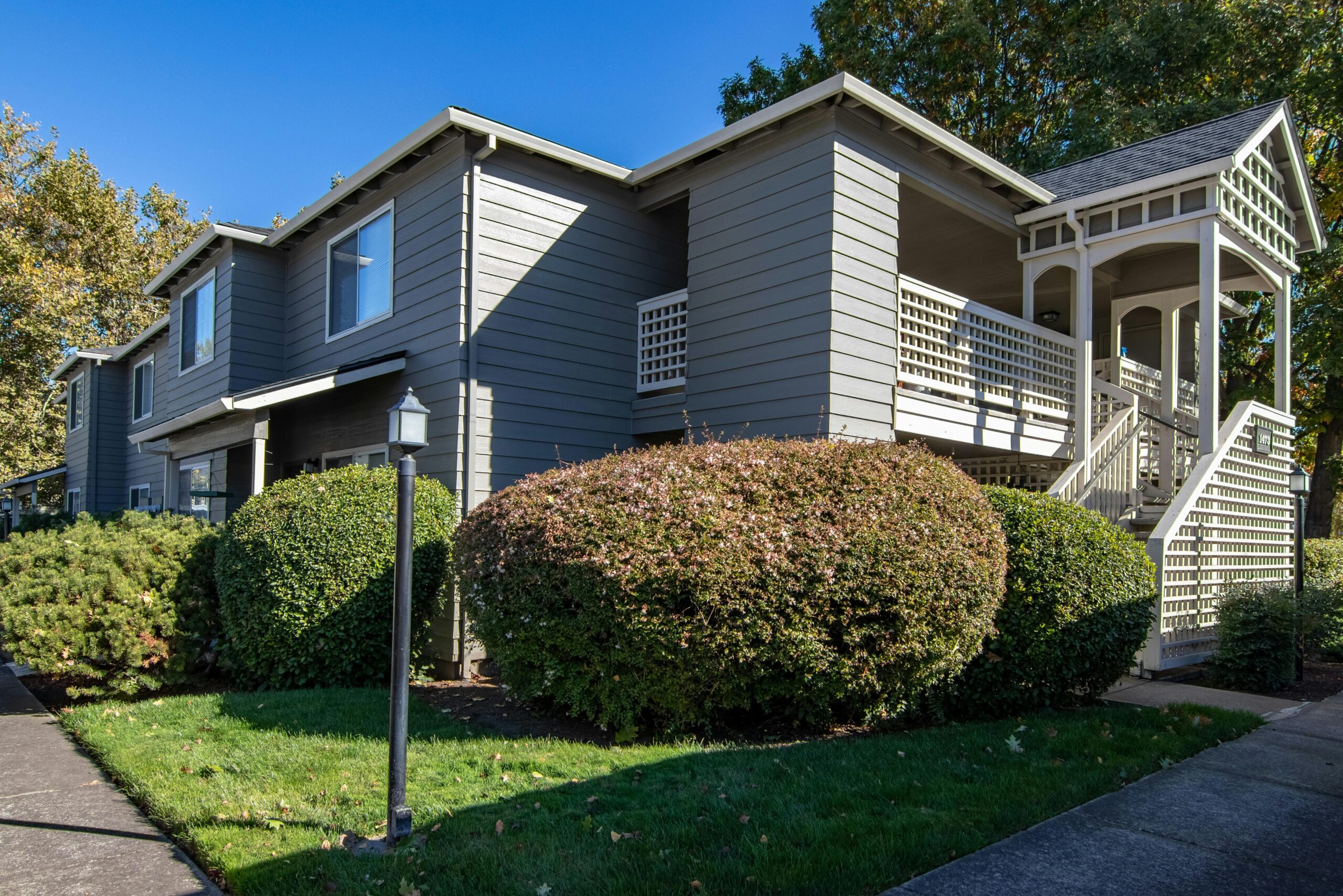 pexels-photo-5784538-5784538 Modern residential building with lush landscaping in Medford, Oregon. Ideal for real estate or architecture themes.